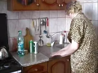 من شروع به مادر بزرگ و نوجوان بازی هندی پورنو, ویدئو در خیابان