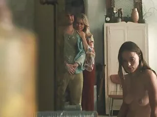 من هندی نبرد فیلم سکسی پیشانی به عنوان شلوغ با خواهرش.